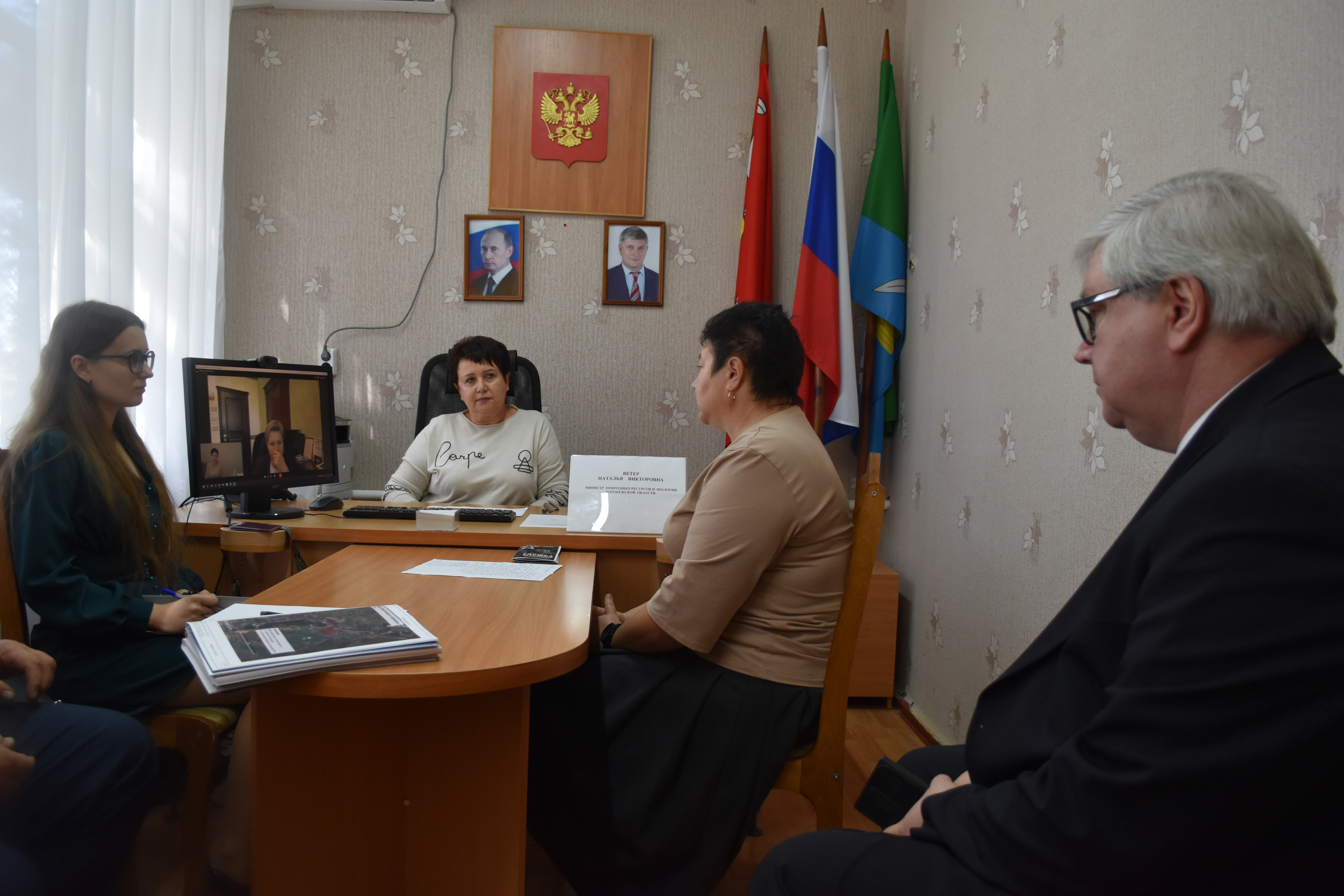 В общественной приемной Губернатора Воронежской области в Петропавловском муниципальном районе личный прием жителей провела Наталья Викторовна Ветер- министр природных ресурсов и экологии Воронежской области..